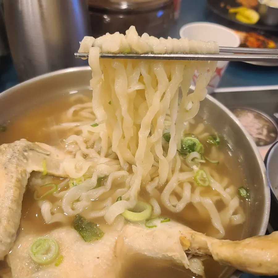 큰 대접에 담긴 닭반마리 칼국수