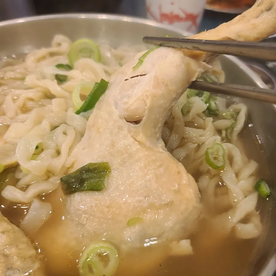 육수가 밴 칼국수 면발
