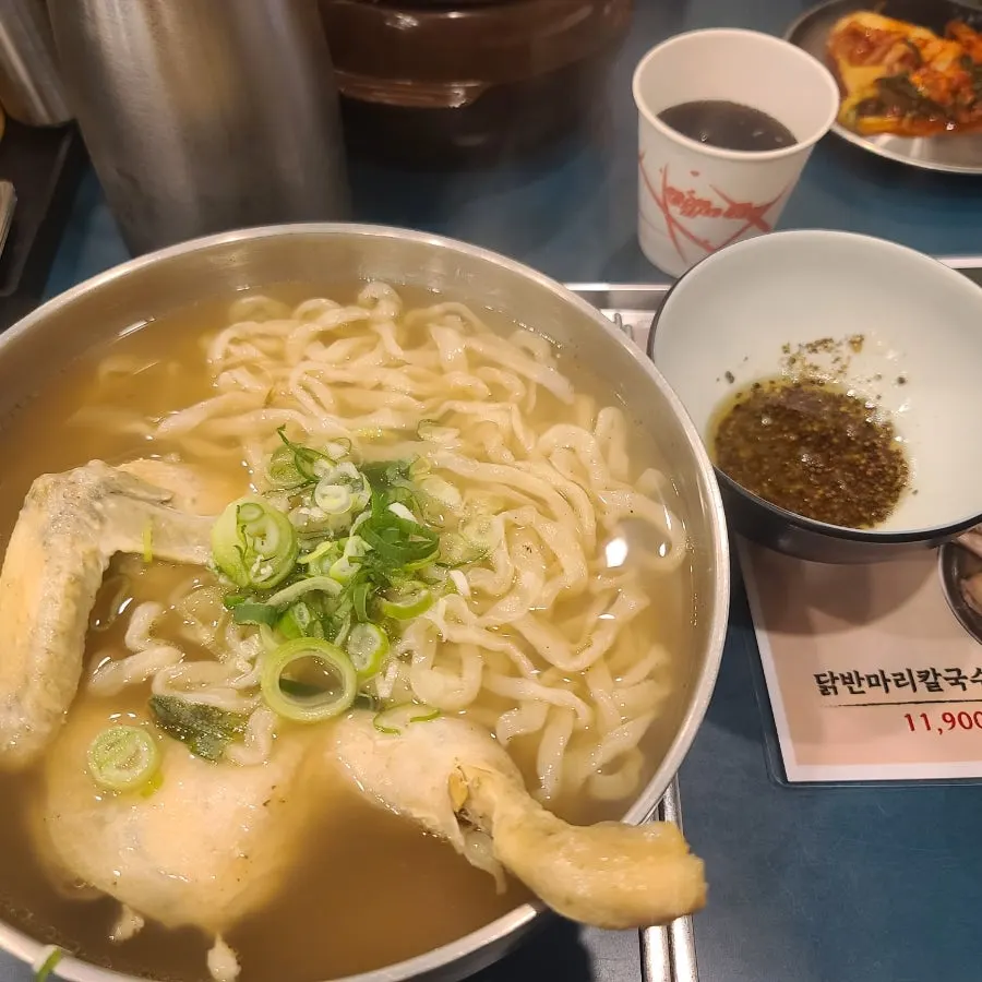 뼈에서 분리되는 부드러운 닭고기 살