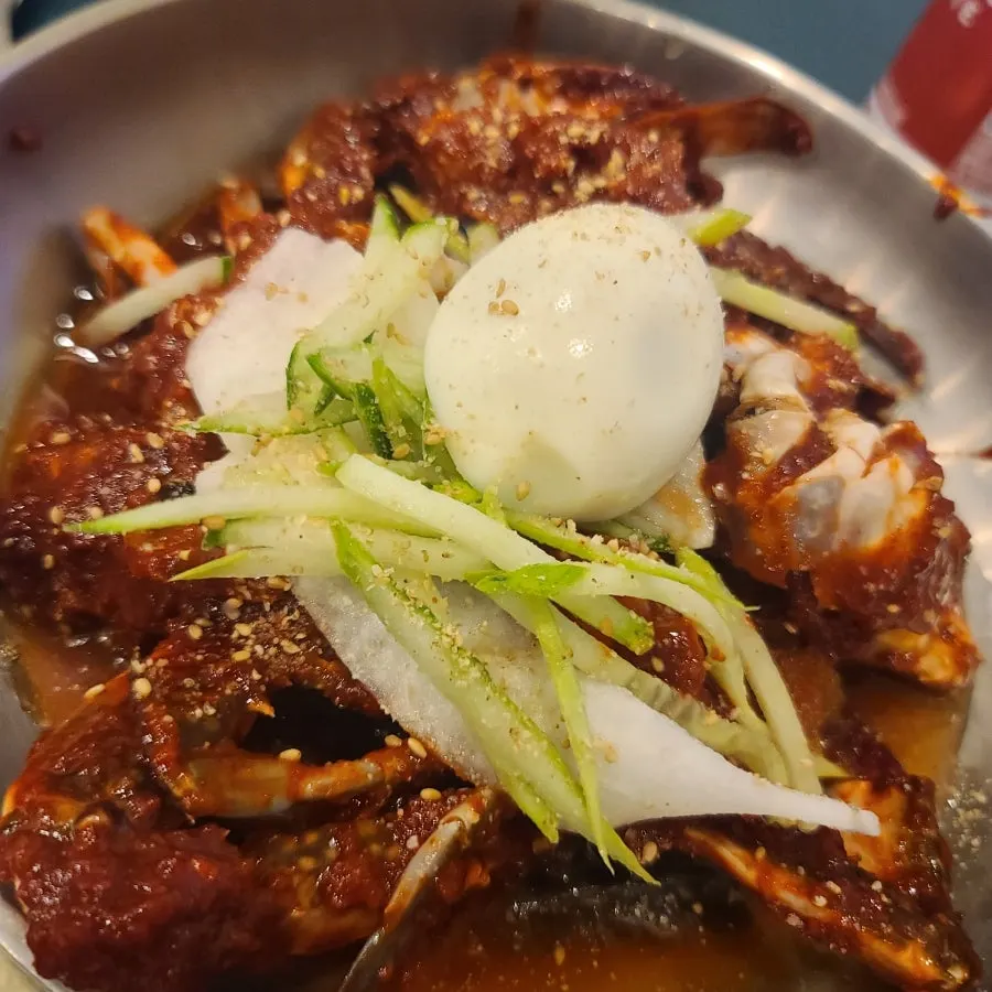 양념게장과 오이, 계란이 올라간 비빔냉면