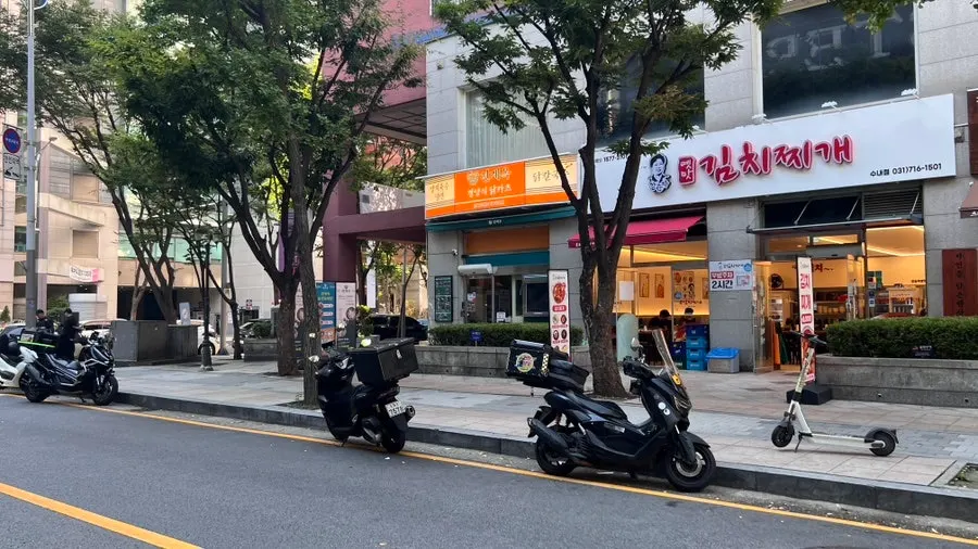 Sign showing Myeongyeok Bundang Sunae's location and hours