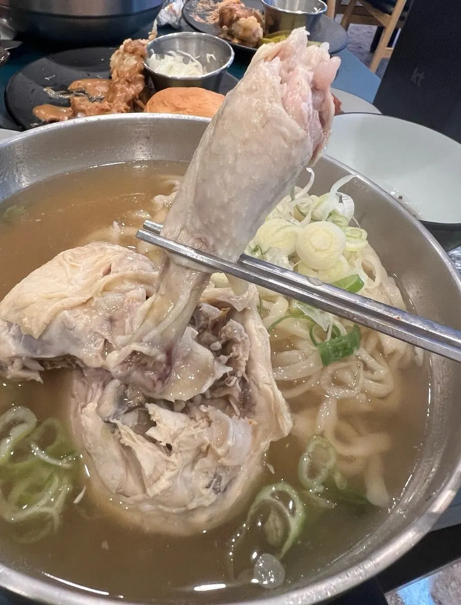 The bumpy-textured noodles of the half-chicken kalguksu