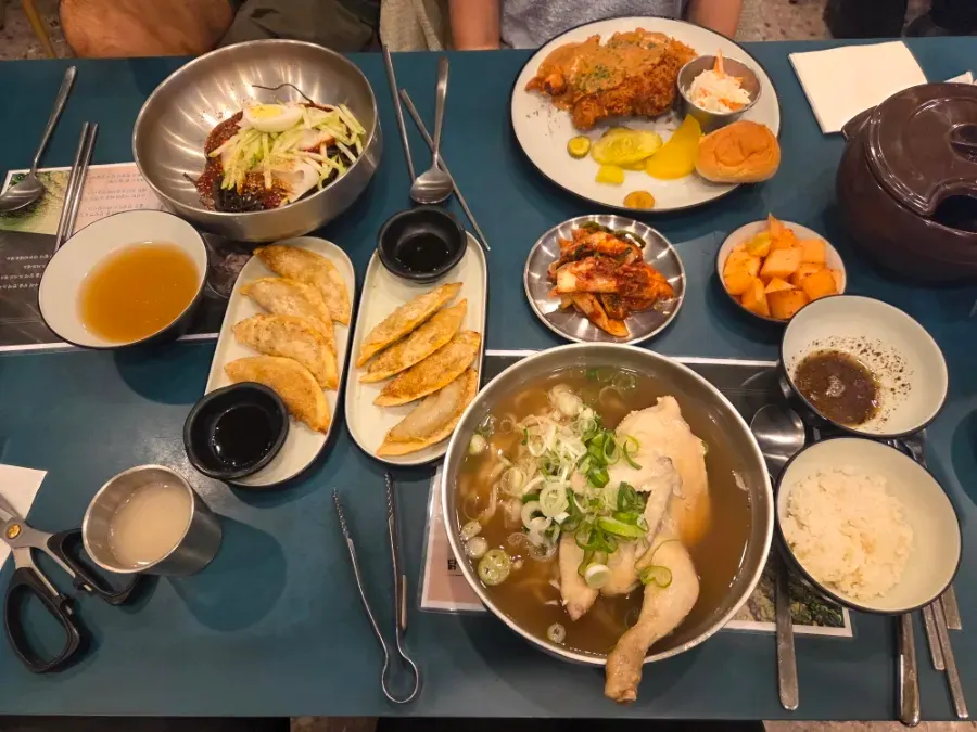 테이블마다 놓인 주문 기기가 있는 매장 좌석