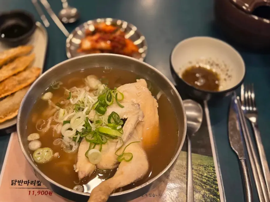 닭 반 마리가 통째로 올라간 닭반마리 칼국수