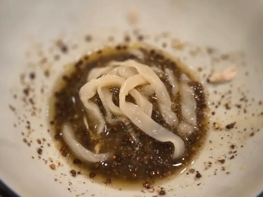 닭반마리 칼국수 면발과 진한 국물