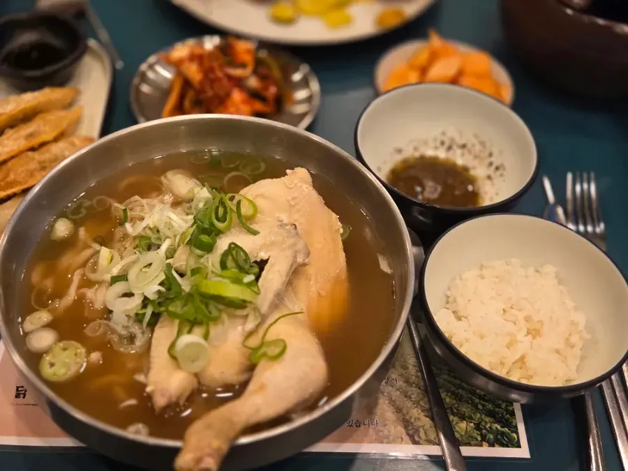 수향미밥을 곁들인 닭반마리 칼국수 한 그릇