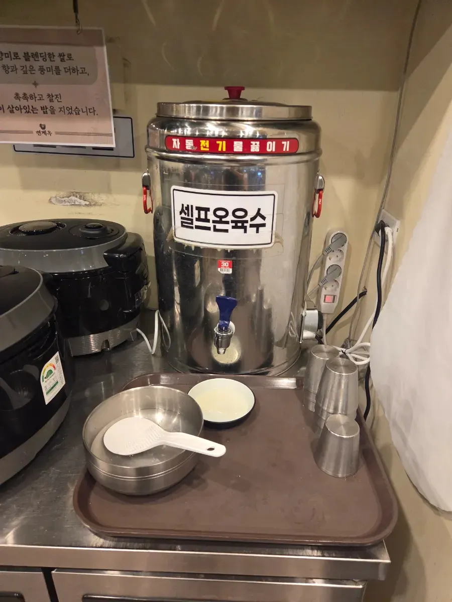 깍두기와 냉면 무절임이 놓인 셀프바 반찬 코너