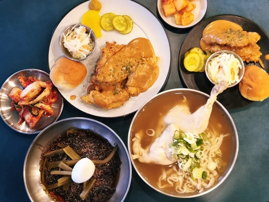 닭반마리칼국수와 닭카츠, 들기름냉면 한 상