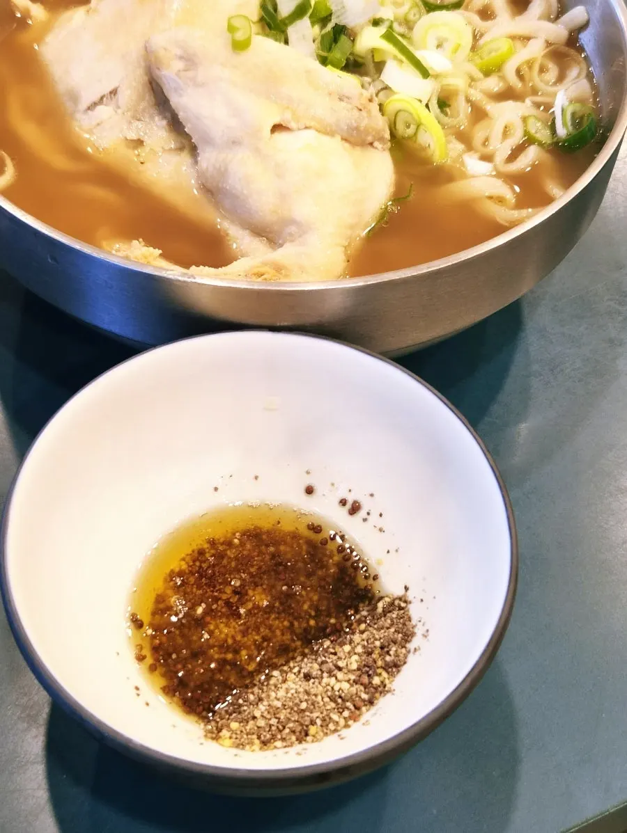 칼국수 면을 들기름소스에 찍어 먹는 모습