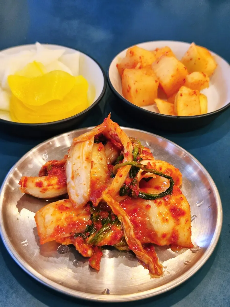 갓 버무린 겉절이와 칼국수