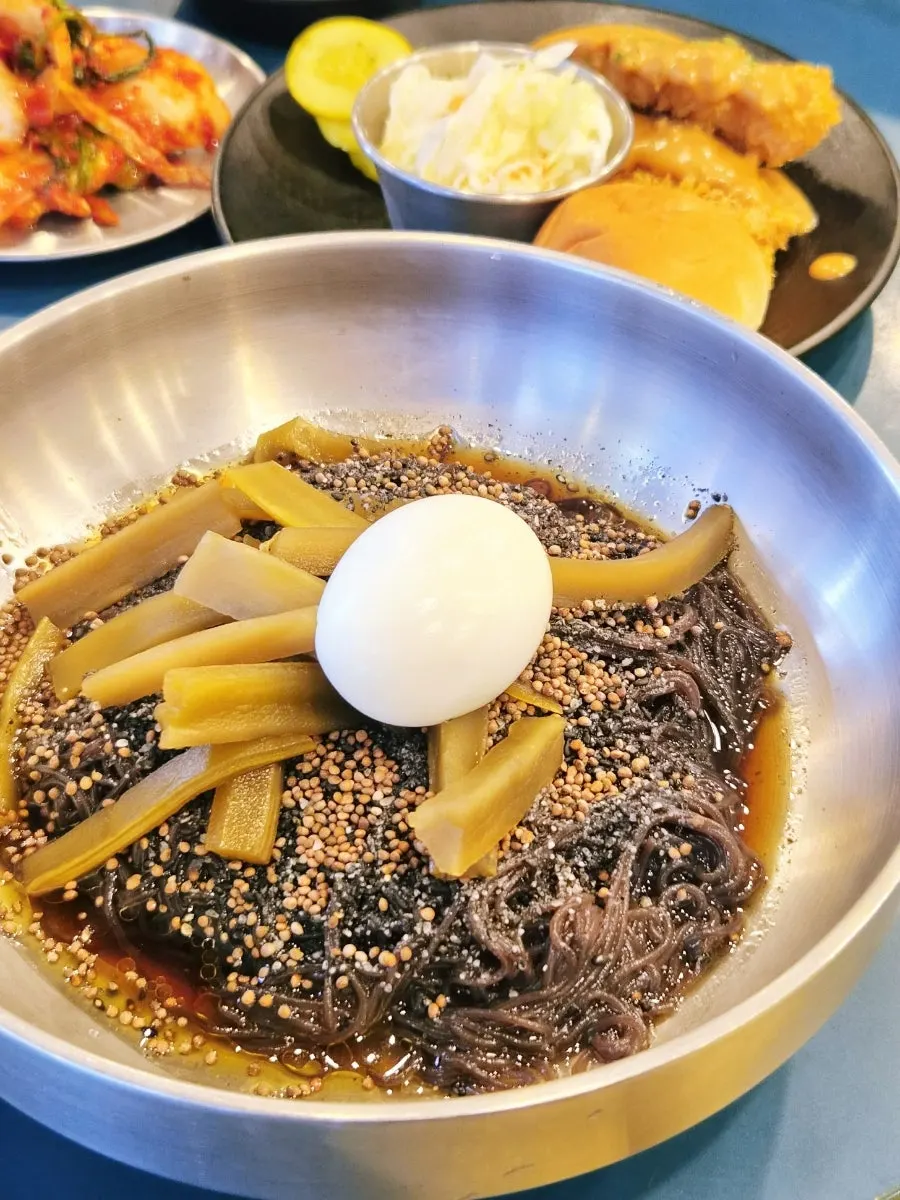 통들깨가 올라간 들기름냉면