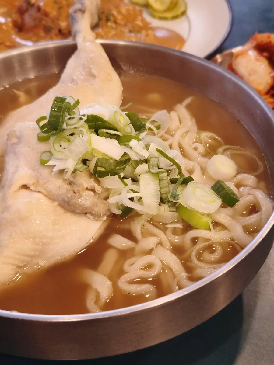 닭반마리칼국수 국물과 닭고기