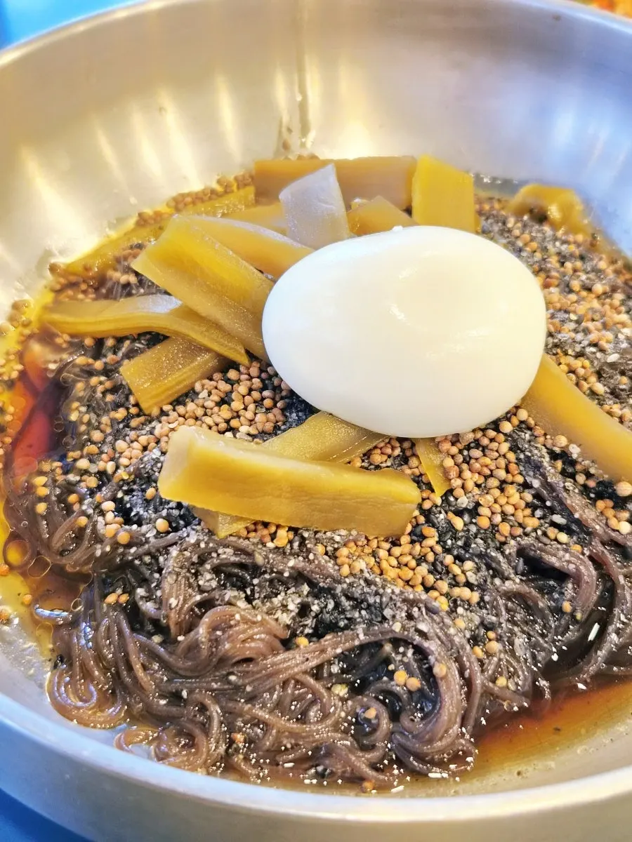 칼국수와 냉면을 함께 놓은 테이블