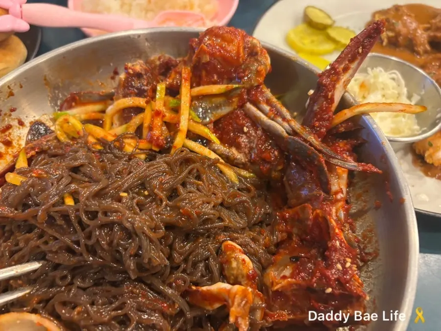 Mixing the spicy crab bibim naengmyeon