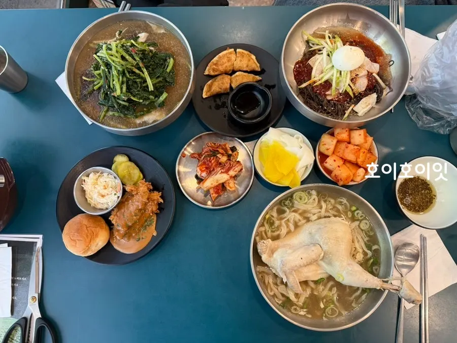 칼국수와 냉면, 카츠가 차려진 한상