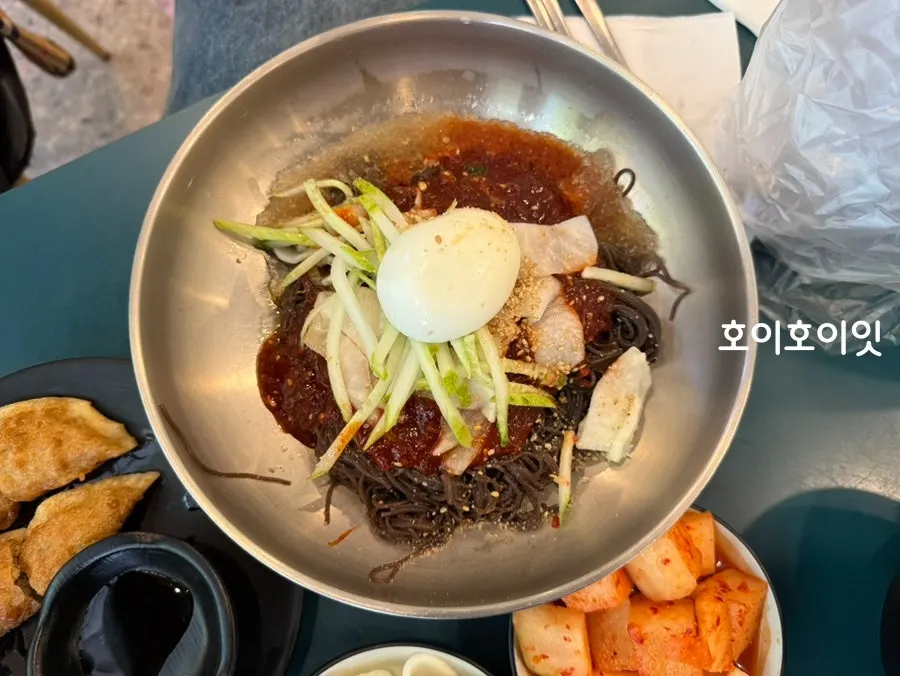 오이와 쌈무가 올라간 비빔냉면
