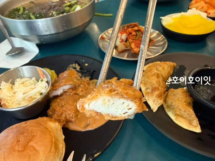 모닝빵과 양배추샐러드를 곁들인 닭안심카츠