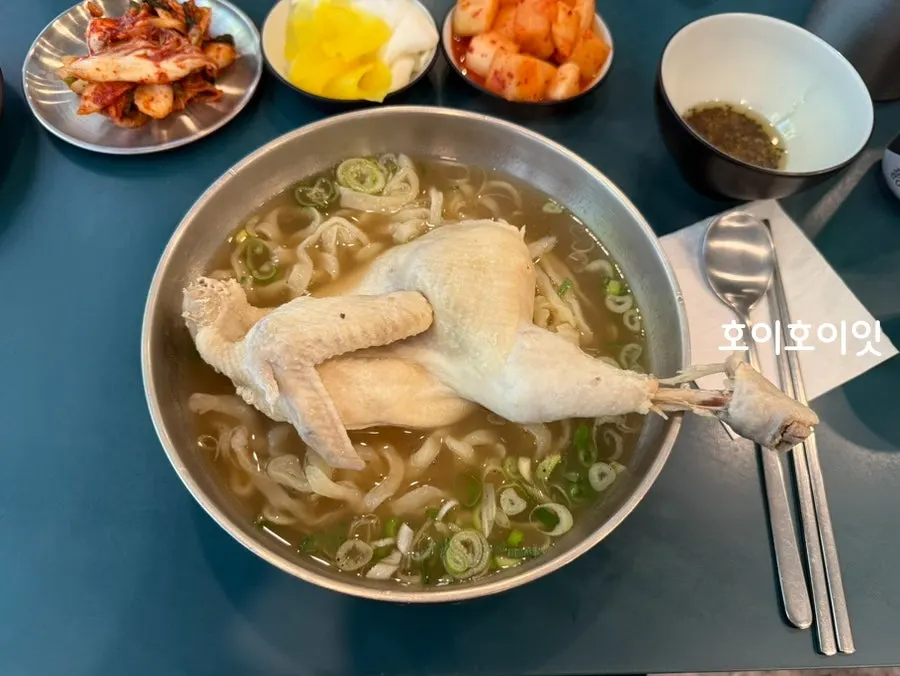 닭반마리가 들어간 닭칼국수 한 그릇