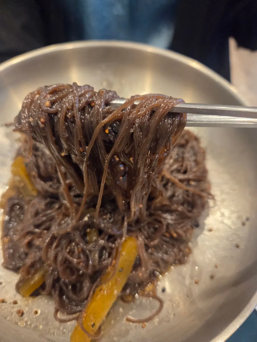 Mixing the perilla oil cold noodles