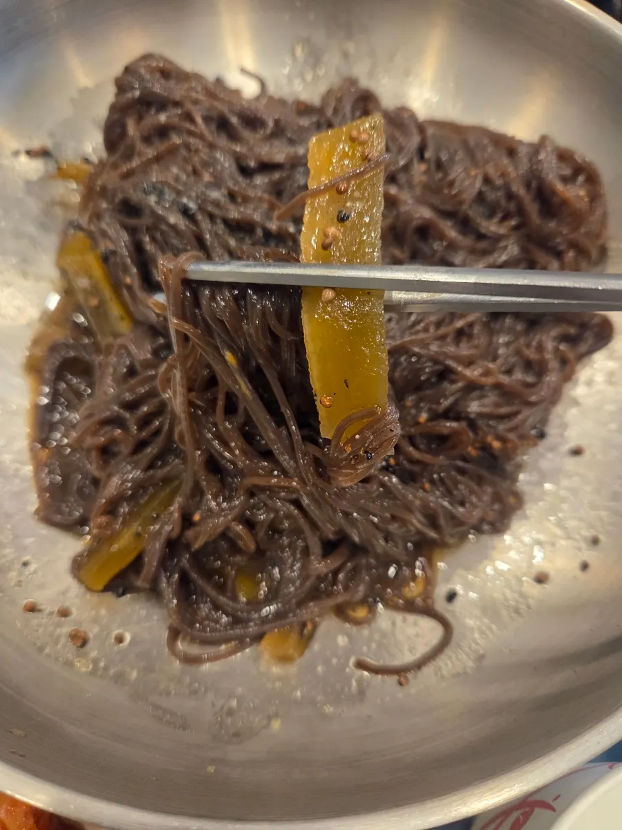 A chopstick full of mixed perilla oil cold noodles