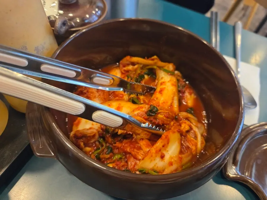 Geotjeori kimchi served with the kalguksu