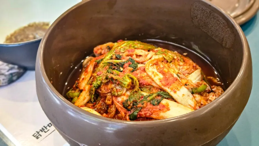 Fresh geotjeori kimchi served alongside the kalguksu