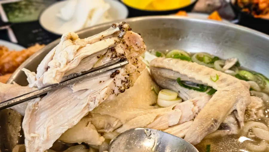 A bowl of Myeongyeok's chicken kalguksu
