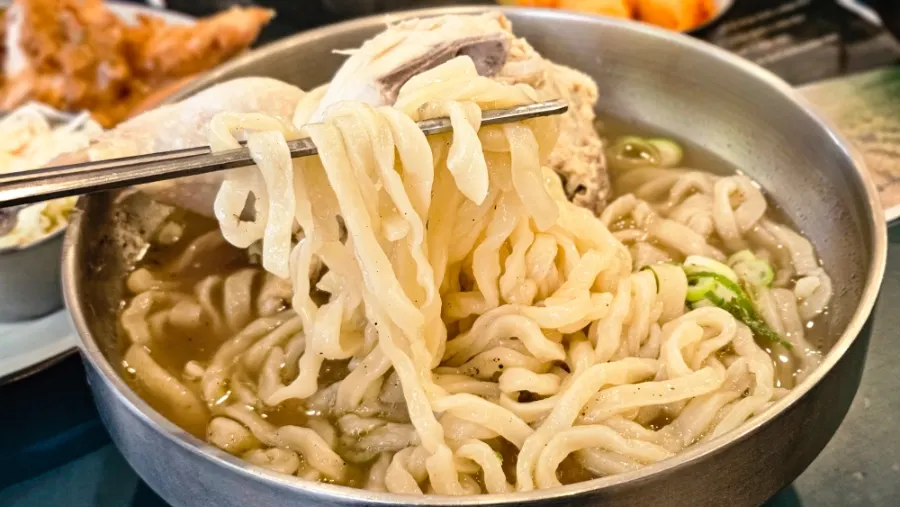 Chicken broth kalguksu with a hint of pepper aroma
