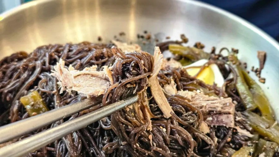 Mixing the perilla oil naengmyeon before eating