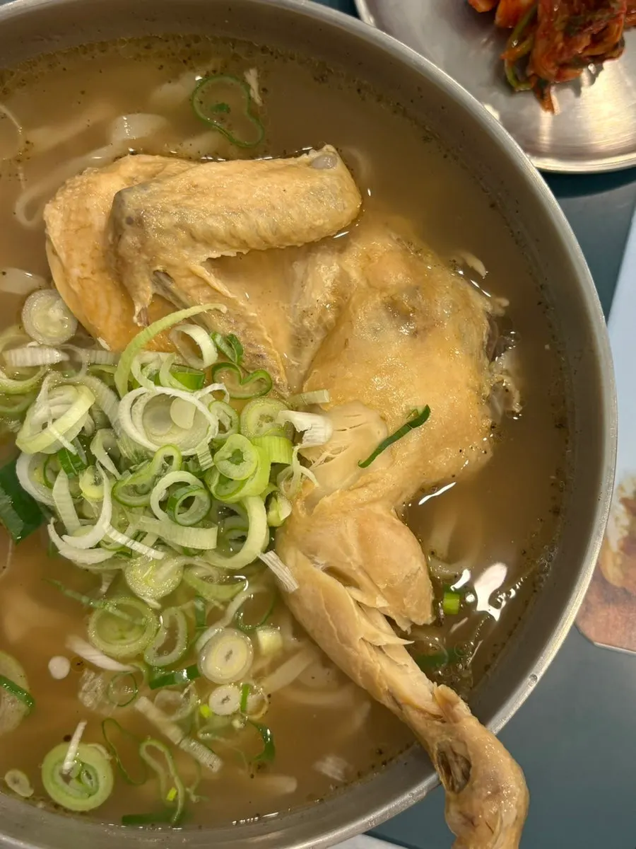 닭반마리칼국수와 함께 나온 김치