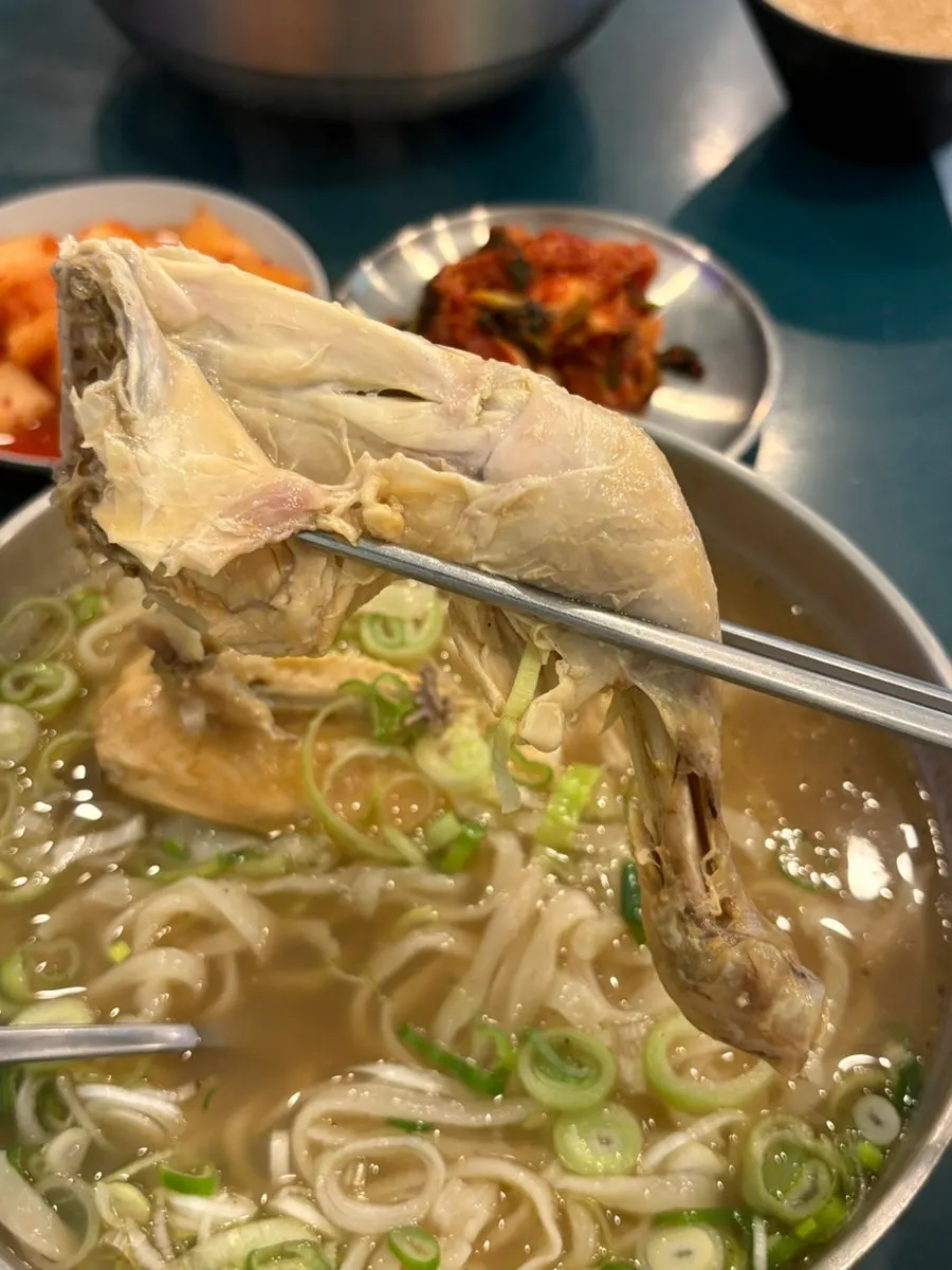 김이 오르는 닭반마리칼국수 그릇