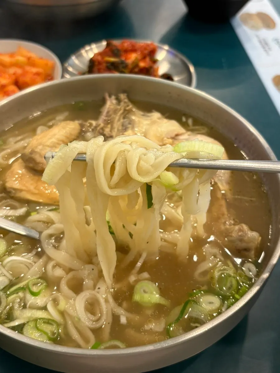 닭 반마리가 통으로 들어간 칼국수