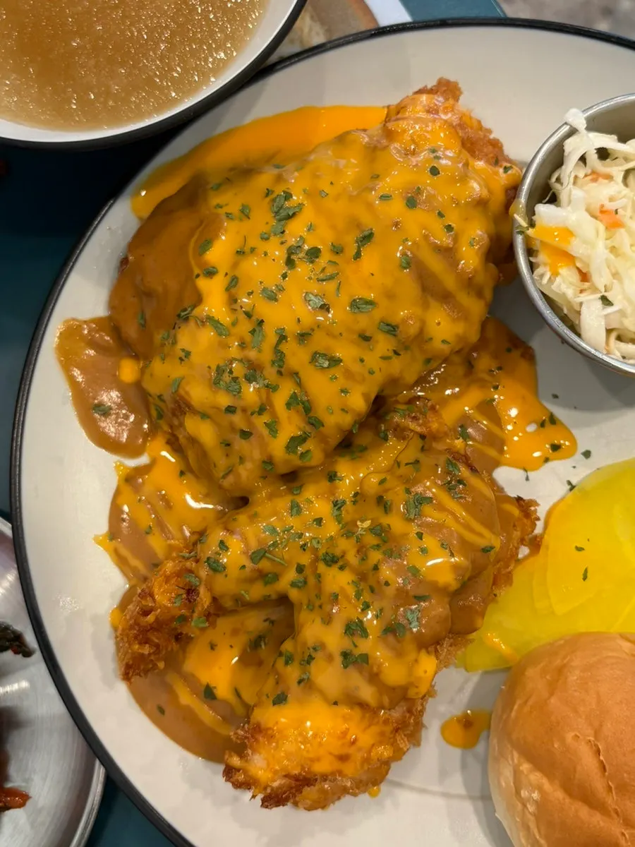 경양식치즈폭탄닭모듬카츠 한 접시