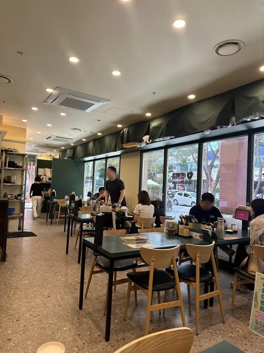 4-person table with backrest chairs at Myeongyeok Bundang Sunae