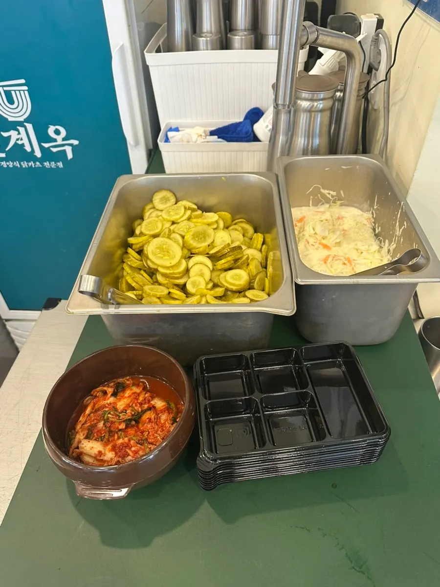 Kkakdugi and danmuji at the self-serve banchan corner