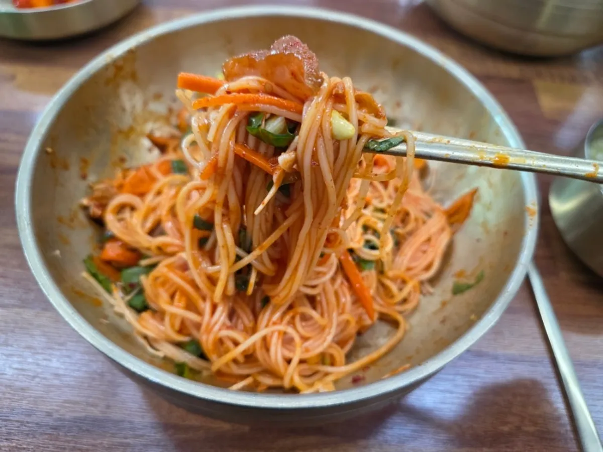 Gogi-guksu and baby noodles served together at Myeonjumak Jeju Main Branch