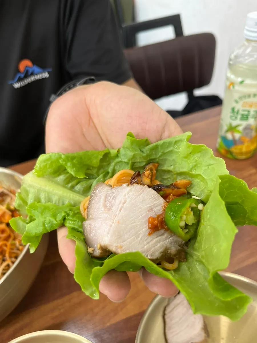 양념장을 넣어 비빈 소라비빔국수
