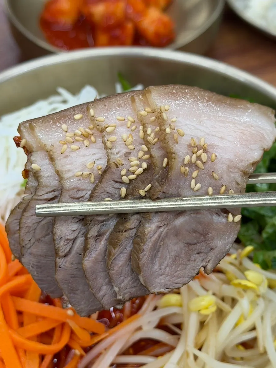 Meat topping on the meat bibim guksu