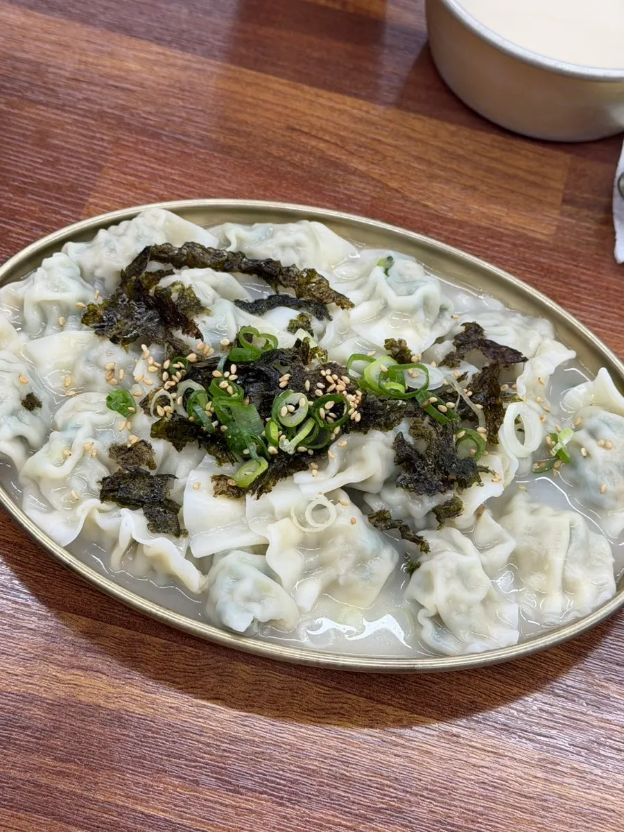 Mul mandu topped with seaweed and green onion