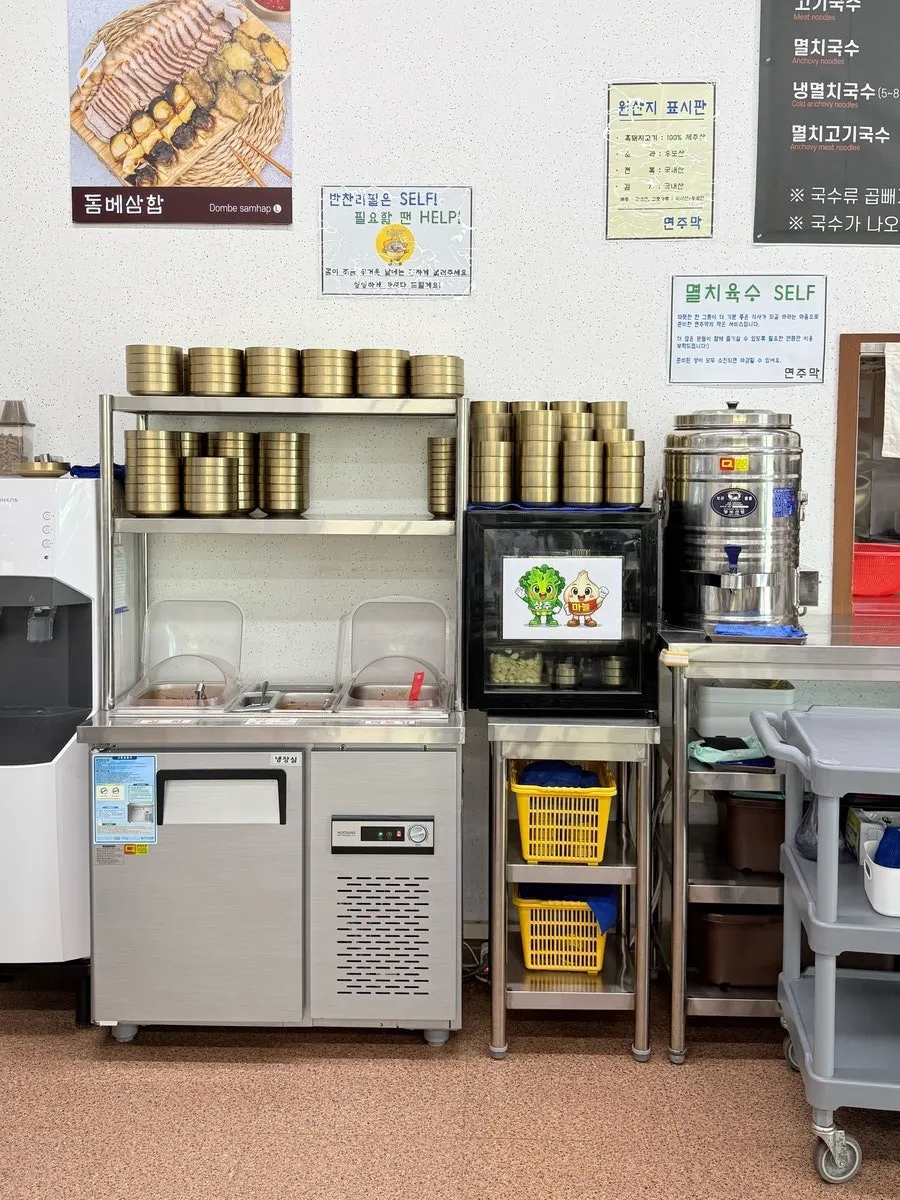 반찬과 밥을 가져다 먹는 셀프바 코너