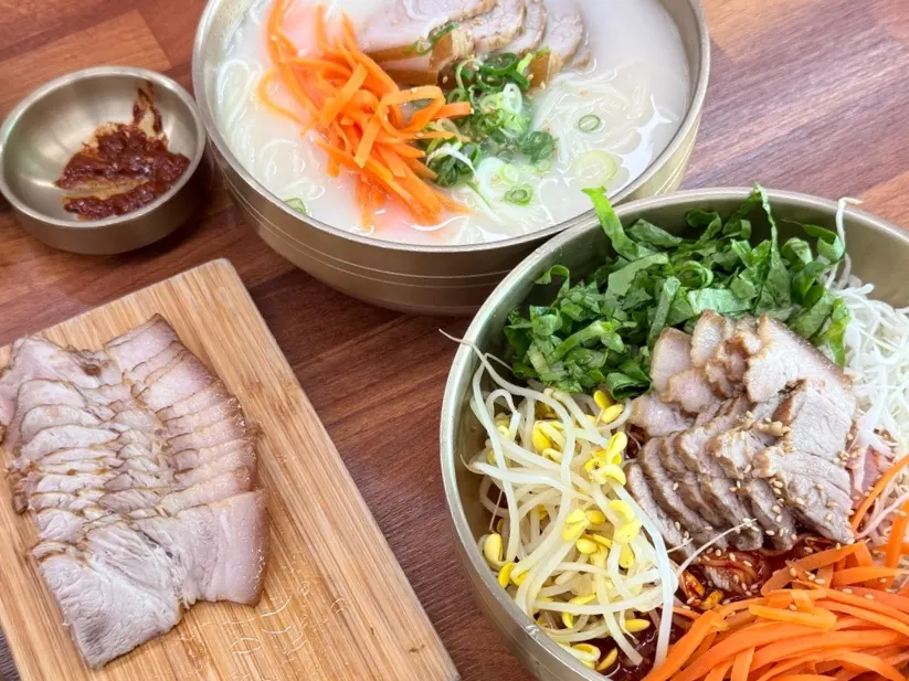 고기국수와 비빔국수, 돔베고기가 차려진 테이블