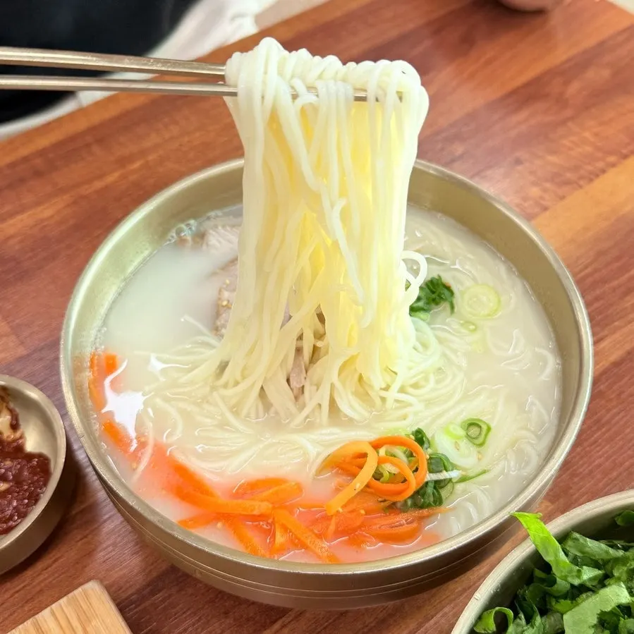 제주 흑돼지 고기비빔국수 한 그릇