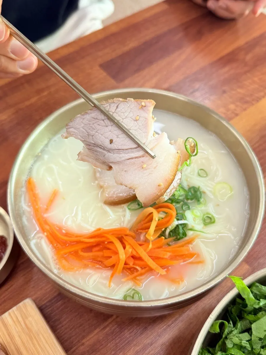 면이 넉넉하게 담긴 고기국수 클로즈업