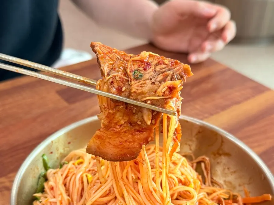 양념에 비빈 고기비빔국수
