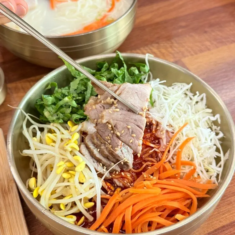 젓가락으로 들어 올린 고기국수 면