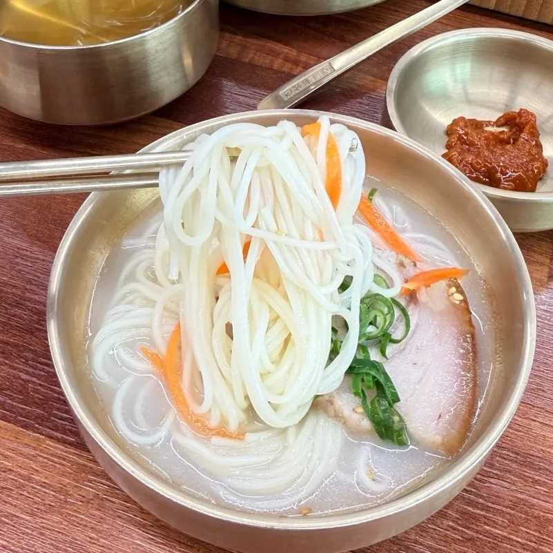 고기가 넉넉히 올라간 제주 고기국수