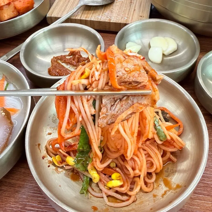 진한 국물의 흑돼지 고기국수