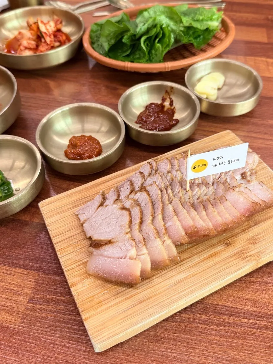 제주 흑돼지 돔베고기 절반 상차림