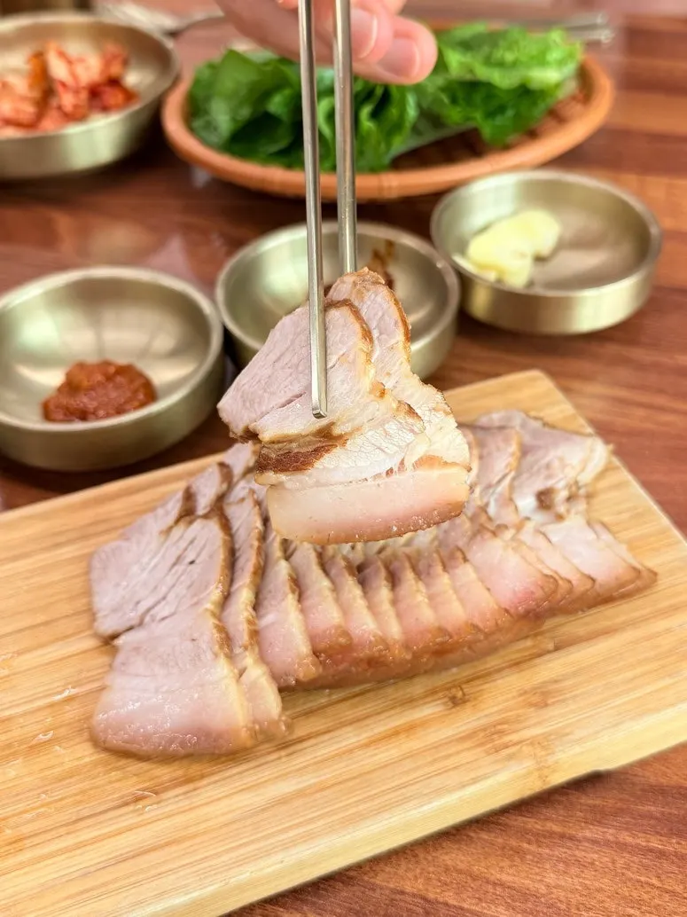 썰어 나온 돔베고기 접시