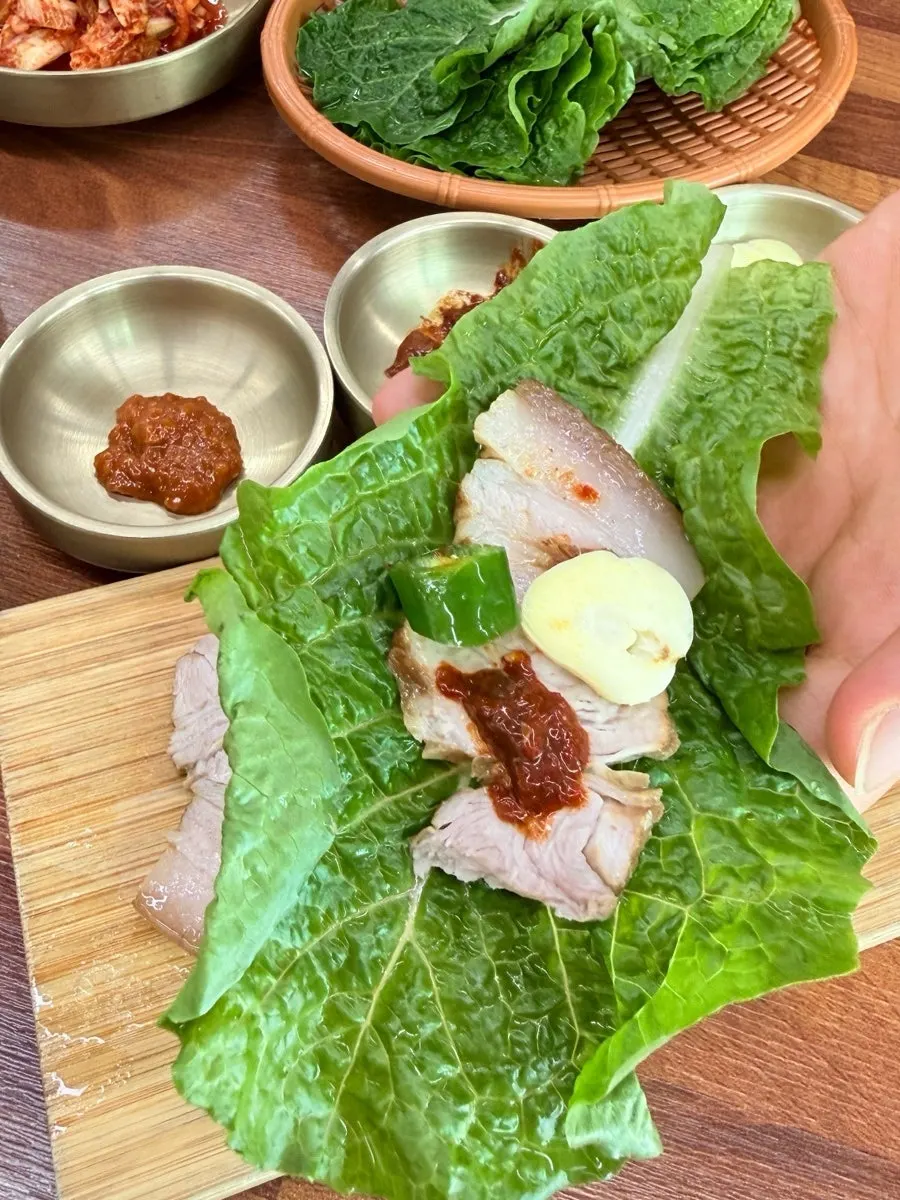 돔베고기와 국수를 함께 놓은 테이블